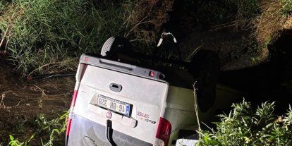Dereye uçan araçta mahsur kalan sürücüyü, ekipler kurtardı