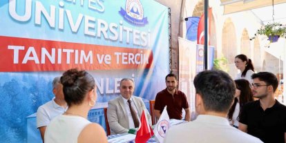 Rektör Prof. Dr. Fatih Altun, tercih danışmanlığı standında öğrenciler ile buluştu