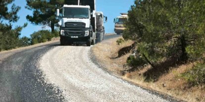 Lapseki’de köy yolları asfalt çalışmaları devam ediyor
