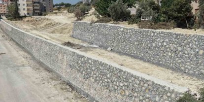 Tarsus’ta riskli bölgeye 240 metrelik istinat duvarı yapıldı