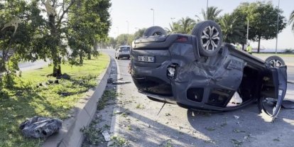Kartal’da direksiyon hakimiyetini kaybeden otomobil takla attı: 1 yaralı