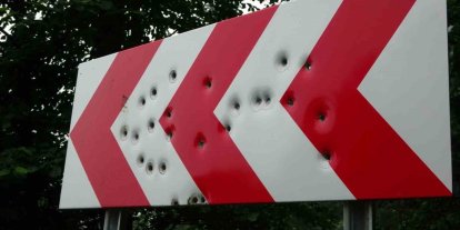 Karadeniz yaylalarında trafik levhaları kevgire döndü