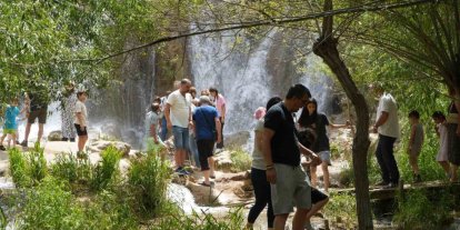 Kavurucu sıcaklarda Girlevik Şelalesi ziyaretçilerin akınına uğruyor