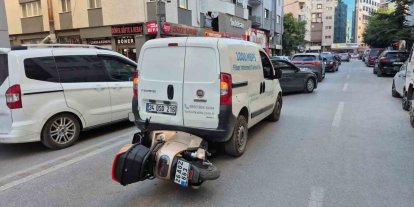 Eskişehir’de korkutan kaza: Motosiklet, hafif ticari aracın altına girdi