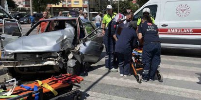 Kontrolden çıkan otomobil önce yayaya ardından sinyalizasyon direğine çarptı: 2 yaralı