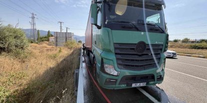 Balataları tutuşan tırı yanmaktan itfaiye kurtardı