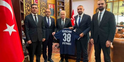 Erciyes 38 FK’dan MHP Genel Başkanı Devlet Bahçeli’ye forma hediyesi