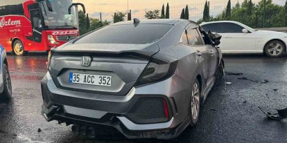 Bahçelievler E5’te kazaya karışan otomobil alev alev yandı