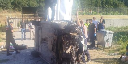 Uşak’ta otomobil karşı şeride geçip devrildi: 1 ölü, 3 yaralı