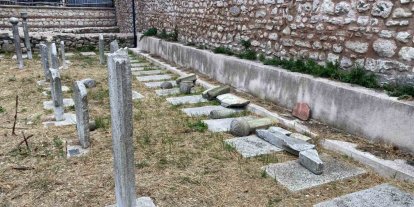 Fatih’teki tarihi hazirede 7 mezar taşını kırıp kaçtı