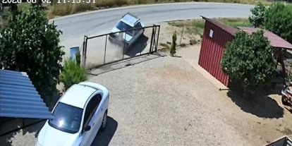 Takla atan otomobil güvenlik kamerasına yansıdı: Aynı aileden 2 kişi yaralandı, 3 çocuk kurtuldu