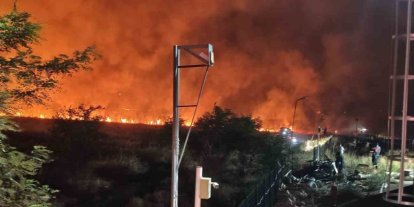 Diyarbakır’da geceyi aydınlatan anız yangını