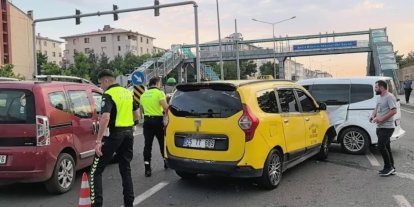 3 kişinin yaralandığı zincirleme kaza araç kamerasına yansıdı