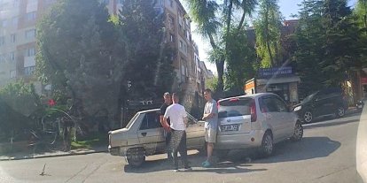 Sokaktan caddeye çıkan otomobil seyir halindeki diğer otomobil ile çarpıştı