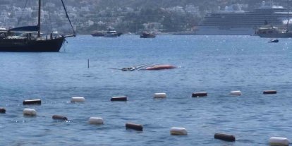Yelkenli tekne sulara gömüldü