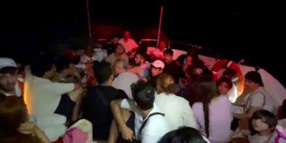 Yunanistan içinde çocukların da bulunduğu düzensiz göçmenleri Türk karasularına geri itti