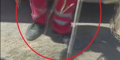 Aracına binerken fark ettiği yılanı itfaiye ekipleri yakaladı