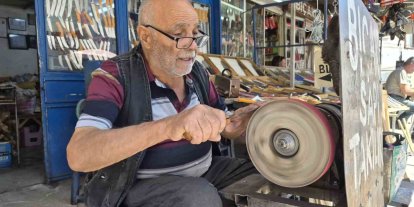 Eskişehir’de 82 yaşındaki Erhan amca, yıllardır gönlünü verdiği işi yapıyor
