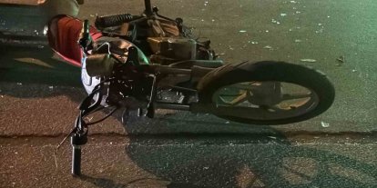Otomobille çarpışan plakasız motosikletteki iki şahıs toparlayarak kaçtı