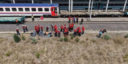 Gebze’de arama kurtarma ekiplerinden tren kazası tatbikatı
