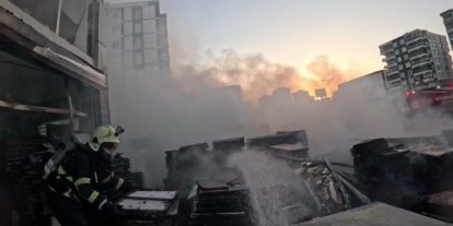 İtfaiye erlerinin alevlere müdahalesi kamerada