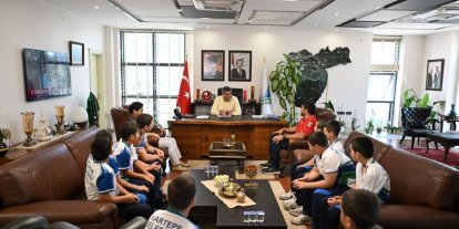 Başkan Kocaman, şampiyon güreşçilerle buluştu