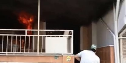 4 katlı evin giriş katında çıkan yangına ilk müdahaleyi vatandaşlar yaptı