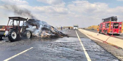 Saman balyası yüklü römork alev alev yandı, traktör kullanılamaz hale geldi