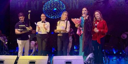 Öykü Gürman’dan Bodrum’da unutulmaz konser, sahnede doğum günü sürprizi