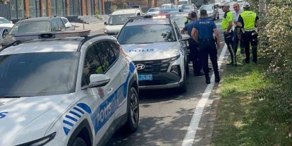 Yayalara yol veren polis aracına otomobil çarptı: 1 polis yaralı