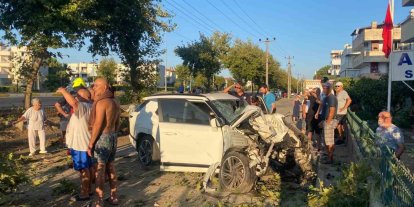 Edremit’te otomobil ağaca çarptı