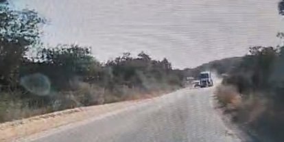 Hatalı sollama yapan hafriyat kamyonu kamerada