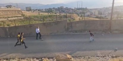 Kaymakam Volkan Hülür Yüksekova’da sokakta maç yapan çocukların oyununa katıldı