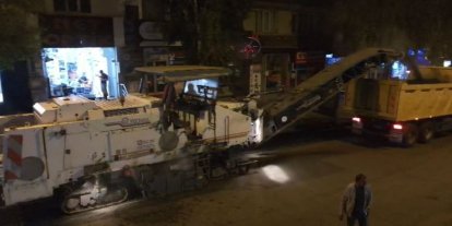 Belediye ekipleri yeni asfalt için eski asfaltı söküyor