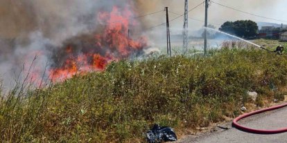 Burhaniye’de ot yangını trafiği etkiledi