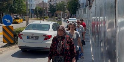 İnşaat paravanı kaldırımı kapattı, yayalar trafiğin ortasında kaldı