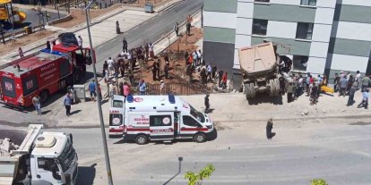 Kamyon eve girdi, sürücü yaralandı