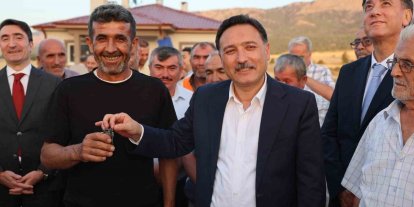 Vali Çiçek depremzede ailelerin sevincine ortak oldu