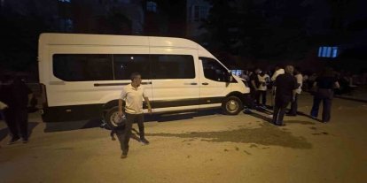 Düşen sis meşalesini almak isteyen çocuk minibüsün altında kaldı
