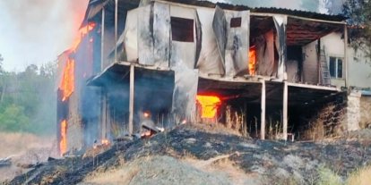 Kemah’ta 2 katlı ev yangında kullanılamaz hale geldi