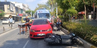 Şerit değiştiren otomobil, motosiklete arkadan çarptı