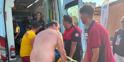 Tehlikeli bölgede denize giren kadını cankurtaranlar kurtardı