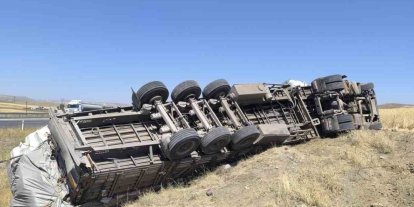 Saman yüklü tır devrildi, yaralı şoför kendi imkanlarıyla araçtan çıktı