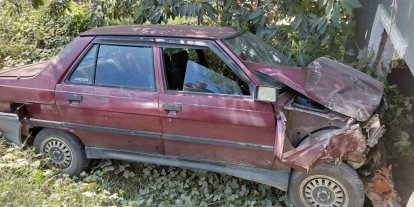 Otomobil boş kulübeye çarptı: 1 yaralı