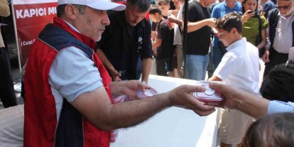 Konya’da hayır şartı gereğince vatandaşlara karpuz ikramı yapıldı