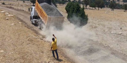 Tarsus’ta kırsal mahallelerde yol çalışmaları sürüyor