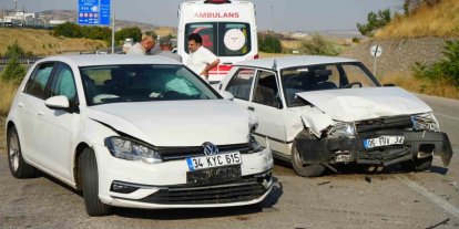 Kırıkkale’de iki otomobil kafa kafaya çarpıştı: 5 yaralı