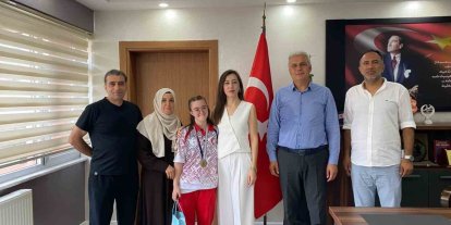 Dünya Üçüncüsü ve Türkiye Şampiyonu Zeynep Tuncay’dan İlçe Millî Eğitim Müdürlüğüne ziyaret