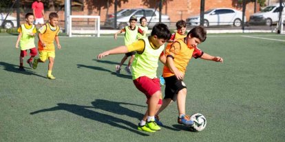 Efeler’de minik yetenekler yeşil sahada geleceğe hazırlanıyor