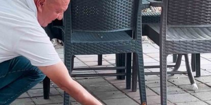 Kahvehaneye gelen sincabı elleriyle besledi